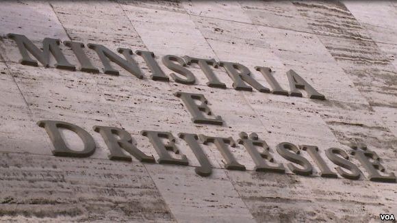 Katër të arrestuar në Shqipëri për disa tenderë në ministrinë e Drejtësisë