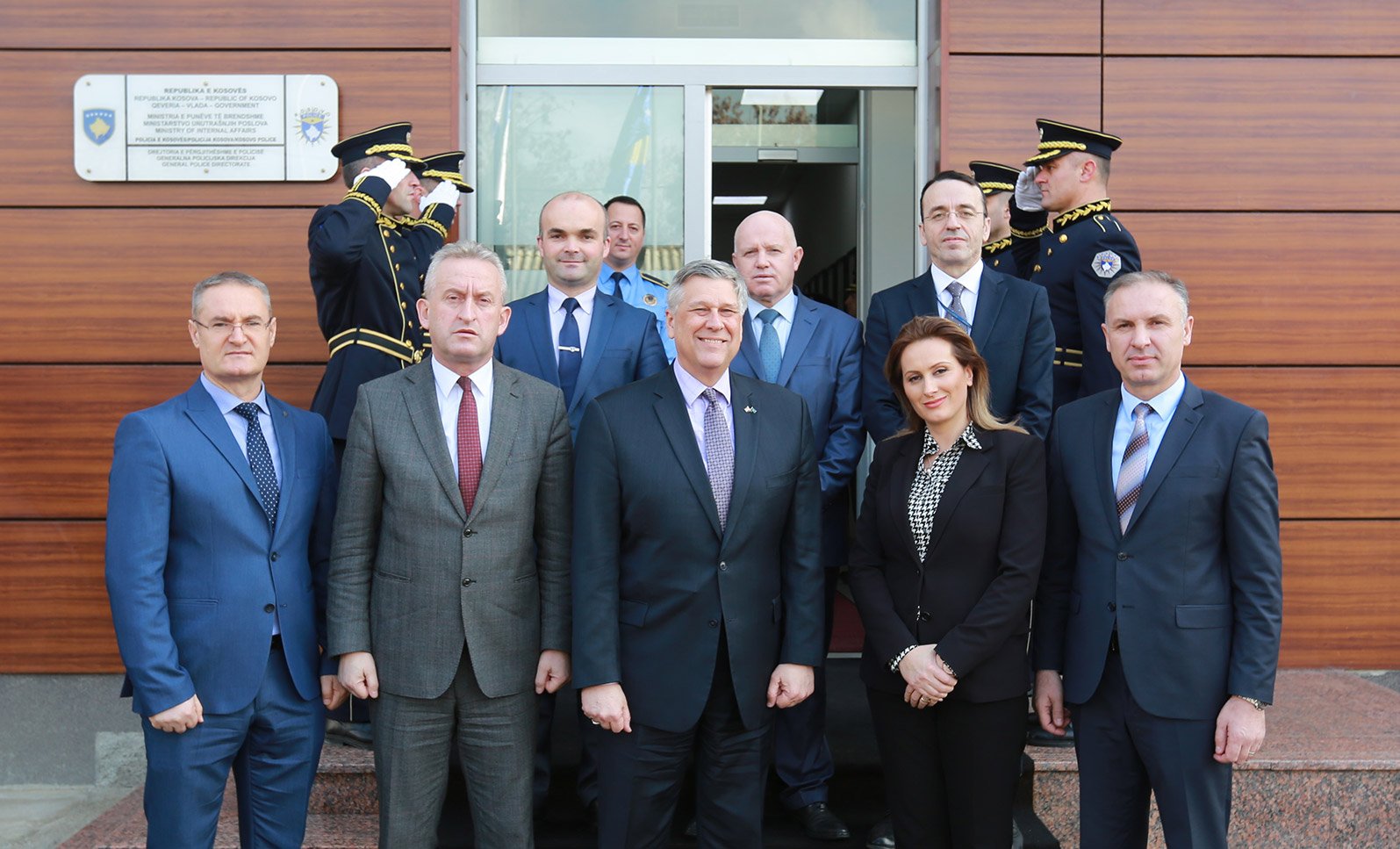 Ambasadori amerikan vizitoi Policinë e Kosovës, konfirmon vazhdimin e mbështetjes