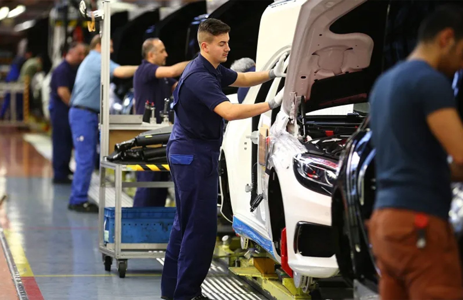 Mercedes shpërblen me nga 5 mijë euro punëtorët