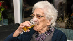 97-vjeçarja që konsumon 22 birra në ditë