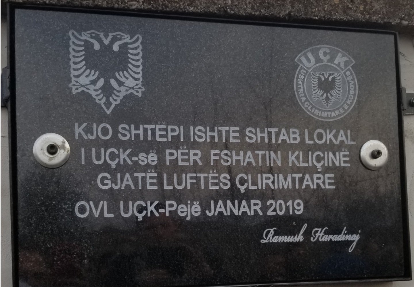 Në Pejë zbulohen pllakat përkujtimore në shtëpitë e Shtabeve Lokale të UÇK-së