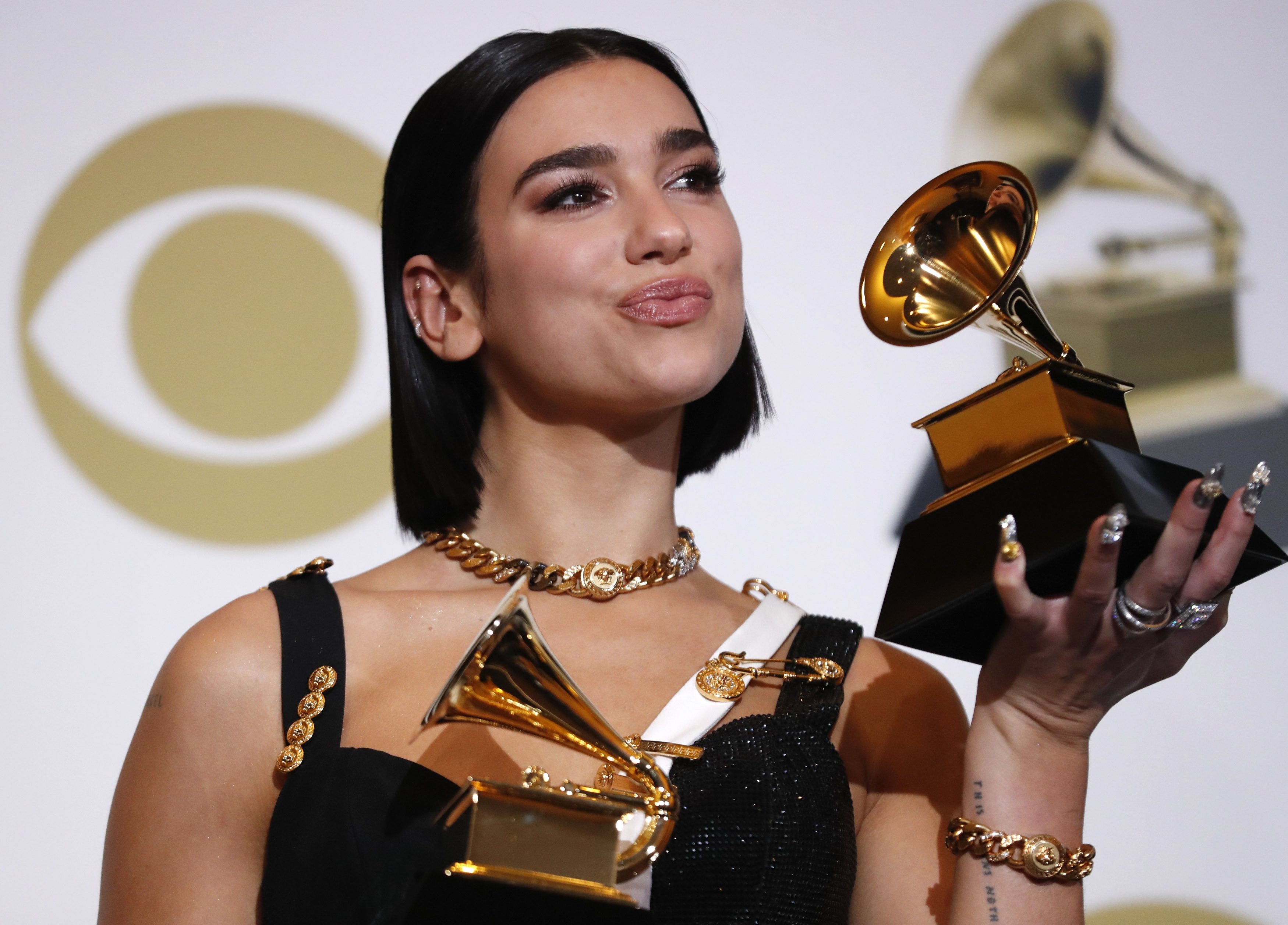 Dua Lipa – Nga Salla e Kuqe në Prishtinë, në triumfin e dyfishtë në Grammy