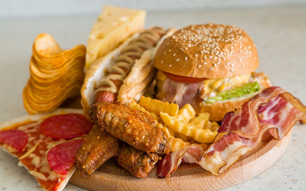 Ngrënia e hamburgerëve dhe picave mund të rrisin rrezikun e këtyre sëmundjeve