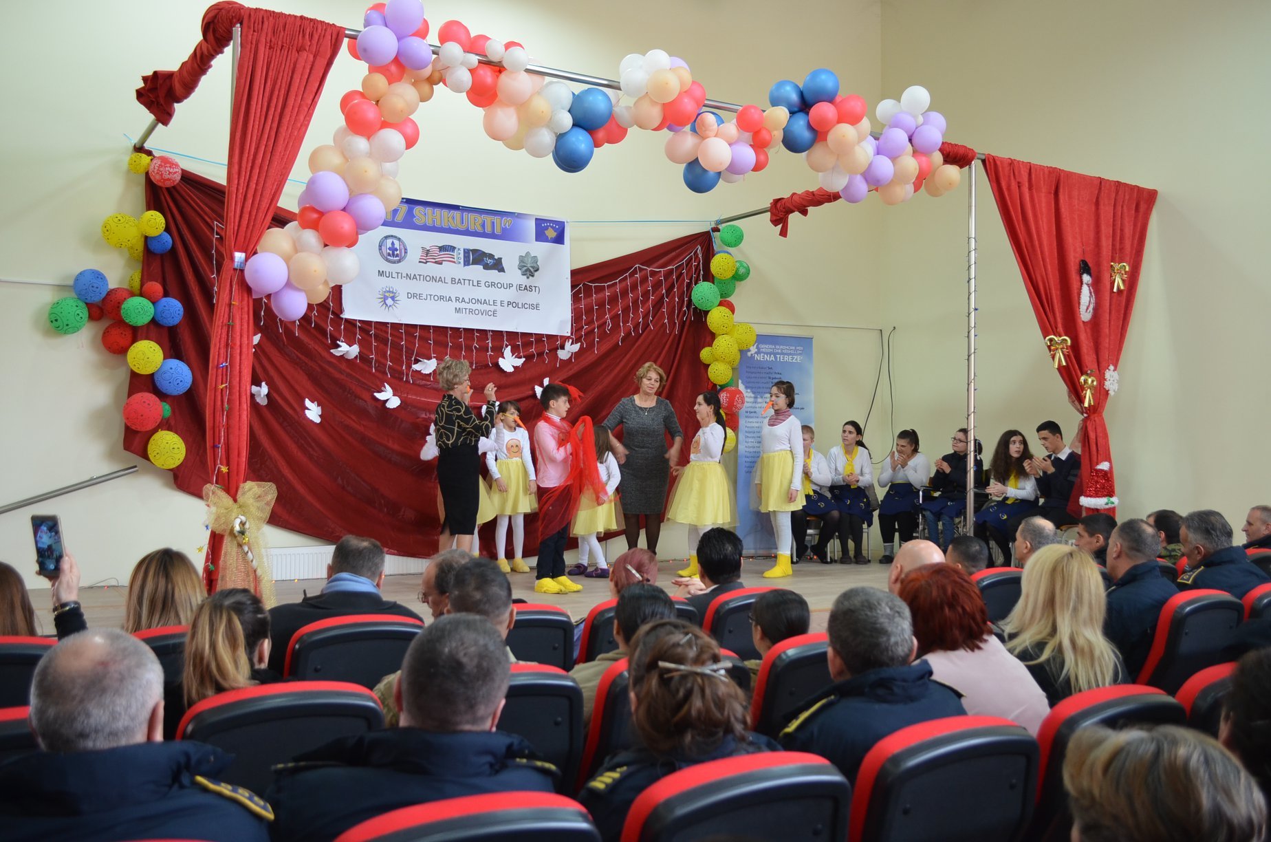 Qendra për Mësim dhe Këshillim “Nëna Terezë” në Mitrovicë përfiton donacion nga KFOR-i amerikan