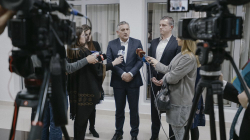 Beqaj në Shkup diskuton për uljen e tarifave të roamingut në Ballkanin Perëndimor