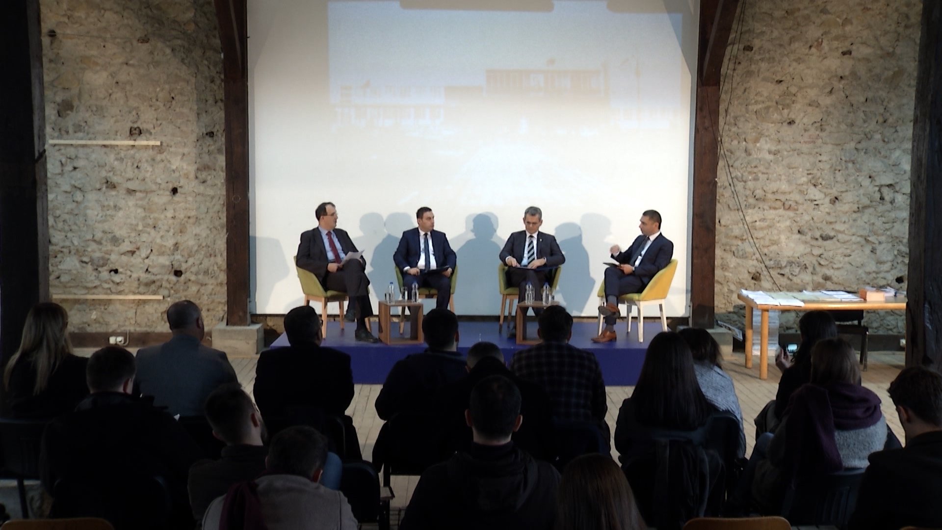 Përplasen ministri Bytyqi me rektorin Dema