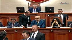 Rama qëllohet me ngjyrë në fytyrë në Kuvend