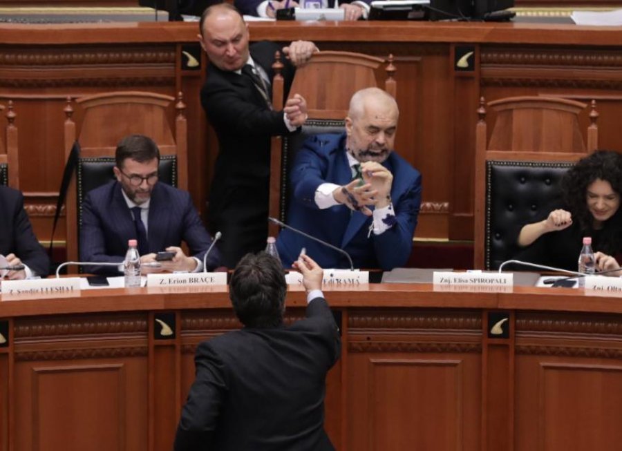 Rama pasi u gjuajt në Kuvend me bojë: S’ka rrezik më të madh se sa budallai i vetëdijshëm