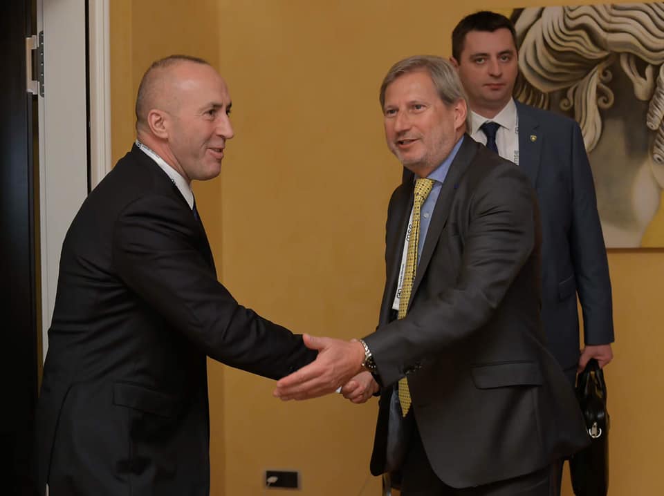Haradinaj i thotë Hahnit se taksë nuk do të ketë kur të arrihet njohja nga Serbia