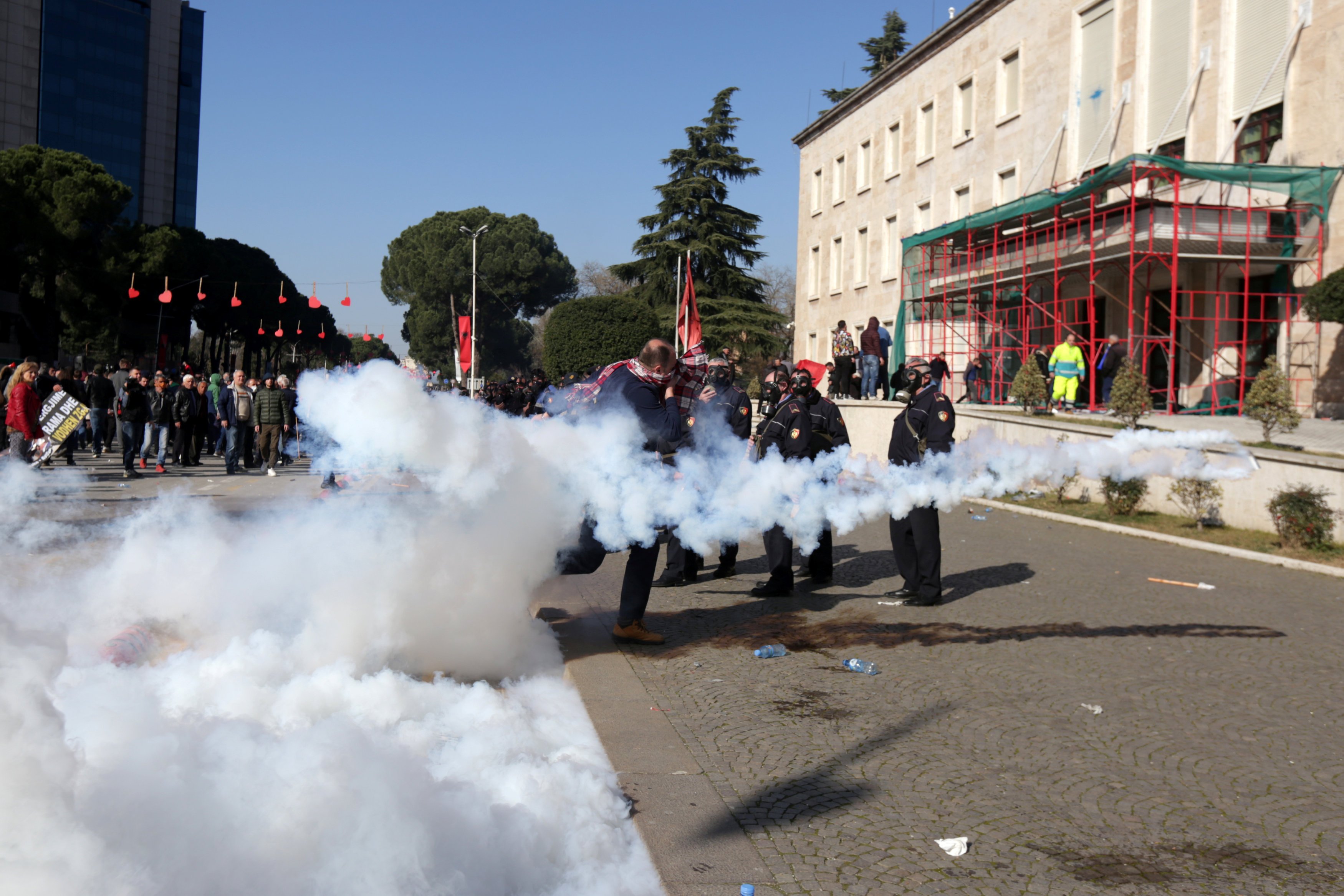 Protesta e opozitës, “blindohet” Kryeministria në Shqipëri