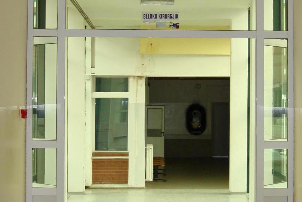 Pejë, suspendohet kirurgu për shkak të dyshimeve për ngacmim seksual