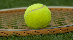 Një top tenisi i mbushur me marihuanë