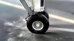 Aeroplanit i bie rrota, dramë në mesin e udhëtarëve