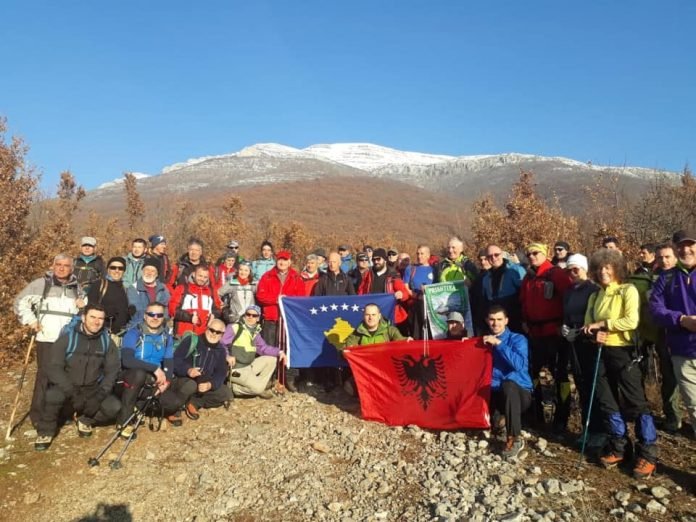 Alpinistë nga Shqipëria dhe Kosova urojnë Pavarësinë nga mali i Pashtrikut