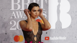 Dua Lipa shkëlqen në tepihun e kuq të “Brit Awards”
