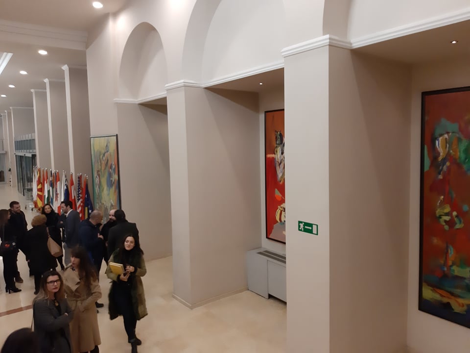 “Origjinaliteti” shumëngjyrësh i Visar Mulliqit i jep kuptim abstraksionit
