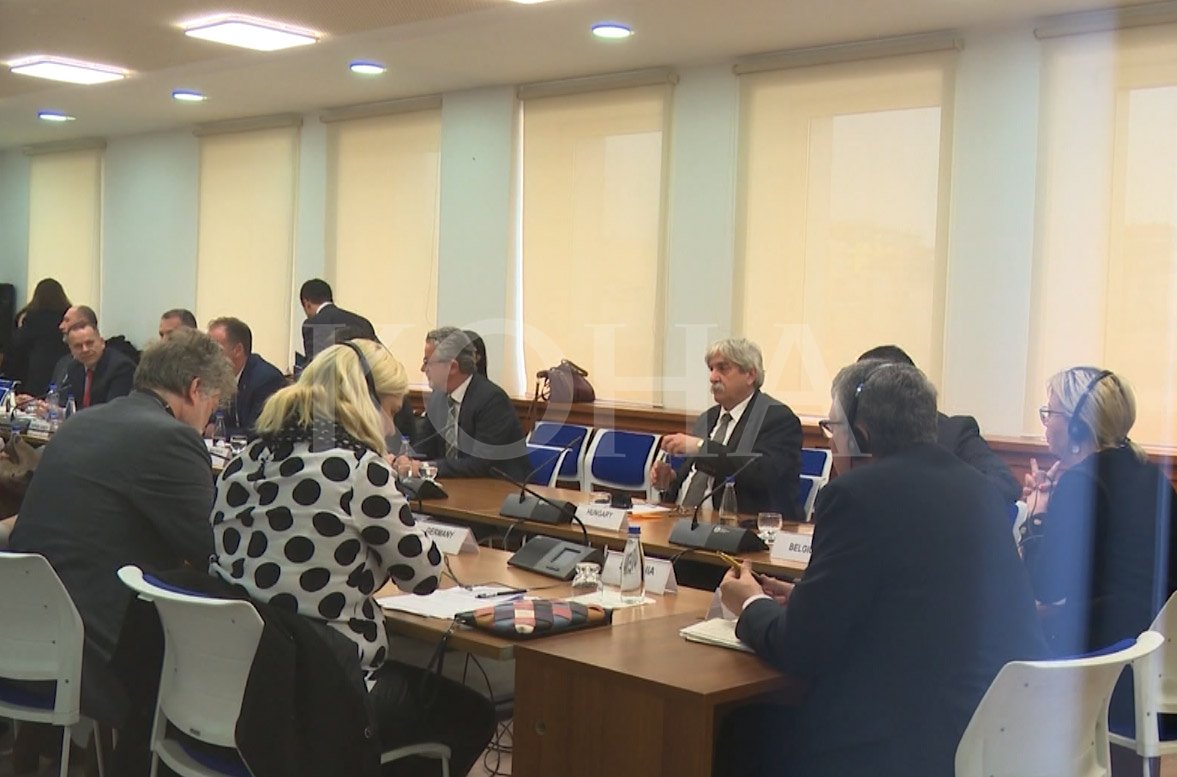 Ekipi për dialog s’flet për taksën me diplomatët evropianë, thotë se kjo i takon Qeverisë