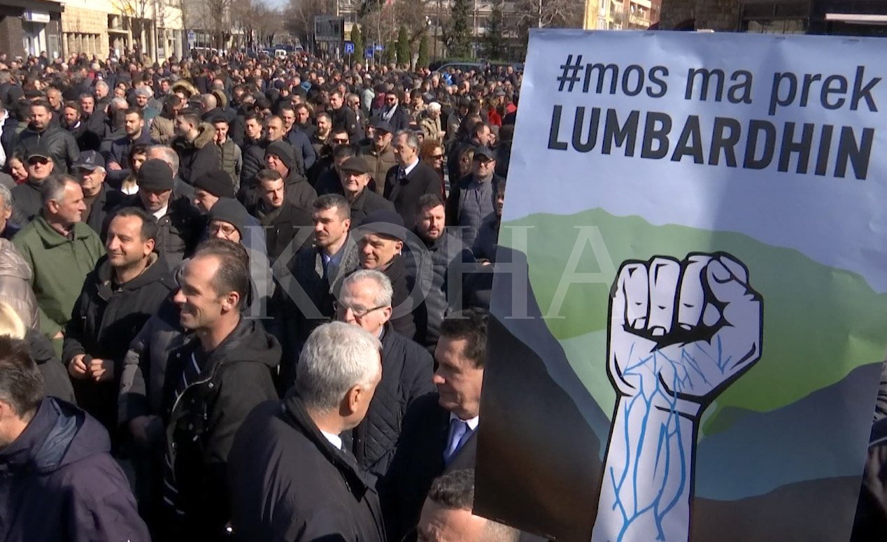 Mijëra qytetarë në Pejë kundër hidrocentralit në Lumbardh: S’prishet lumi me të cilin na njeh bota