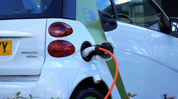 Rregullat e reja për veturat elektrike pritet t’u kushtojnë prodhuesve evropianë miliarda euro”