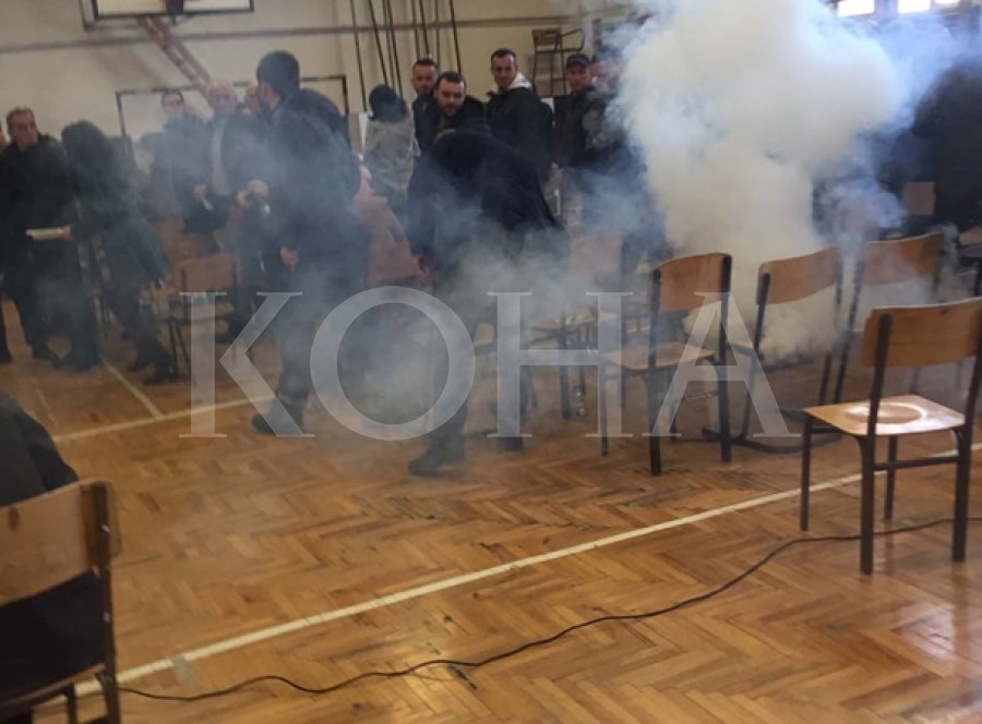 Vetëvendosje e përjashton aktivistin që hodhi gazlotsjellës në Ferizaj, pezullon 4 të tjerë
