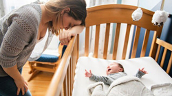 Nënat, më të privuara nga gjumi sesa baballarët derisa fëmija të mbush 6-vjeç