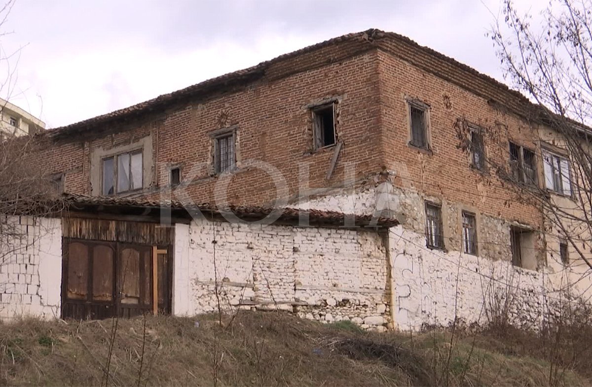 Gjini insiston se ndërtimet përreth kullës së Sylejman Vokshit s’e cenojnë monumentin, opozita në alarm