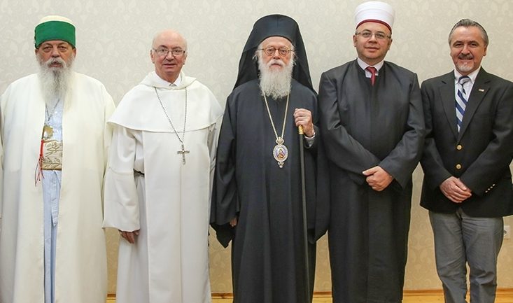 Komunitetet fetare në Shqipëri apel partive: “Zgjidheni krizën me dialog...”