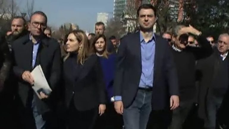 Pasi sot s'ka seancë, opozita në Shqipëri anulon protestën para Parlamentit
