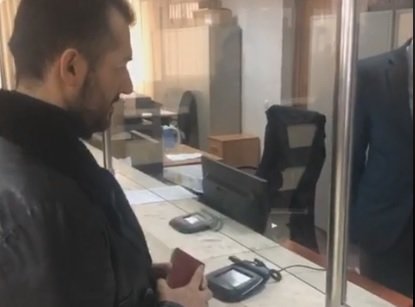 Labinot Tahiri dorëzon pasaportën diplomatike shkaku i mos-liberalizimit