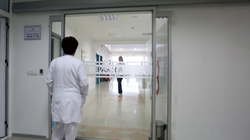 Mjekët e vetizoluar në Viti s’janë testuar për koronavirus, Ramadani thotë se do t’u vijë koha