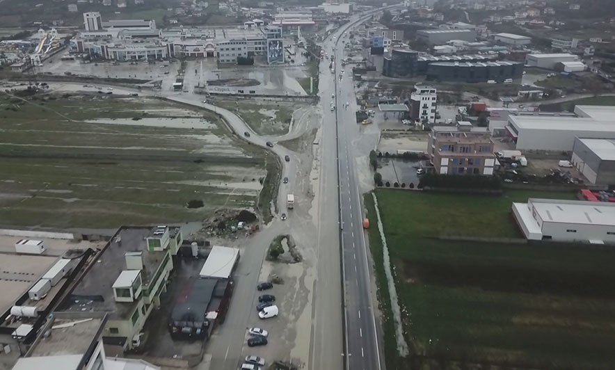 Mbyllet autostrada Tiranë-Durrës, punime për të shmangur përmbytjet