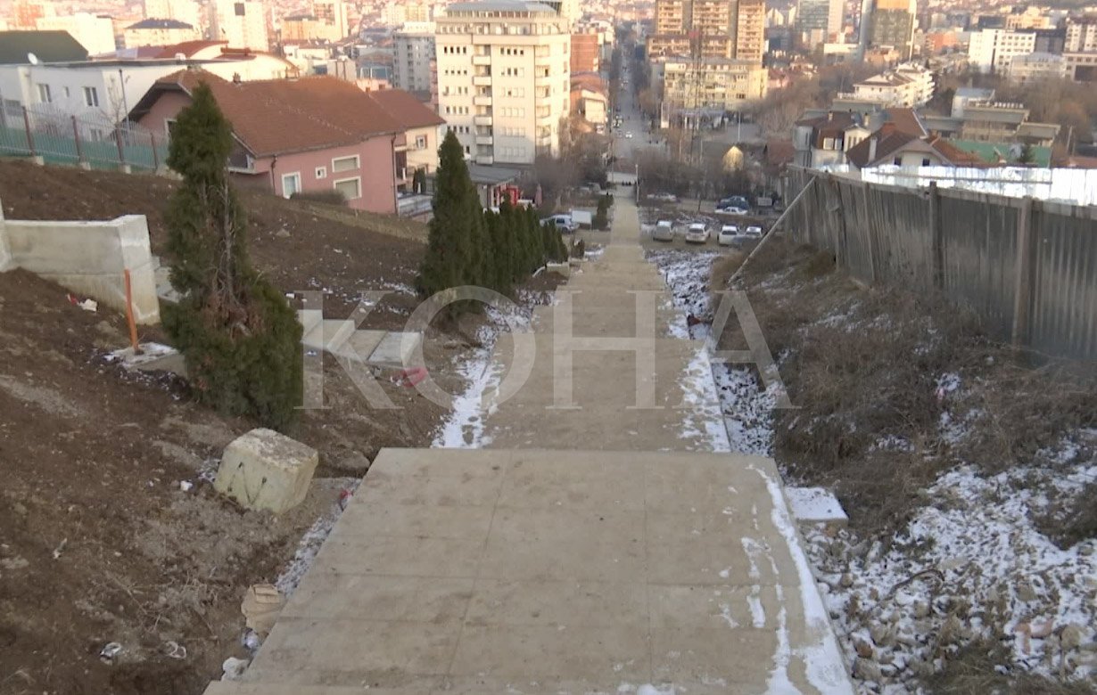 Shkallët e ‘Arbërisë’ u desh të rregulloheshin për 3 muaj, por s’janë kryer as pas 10 muajsh