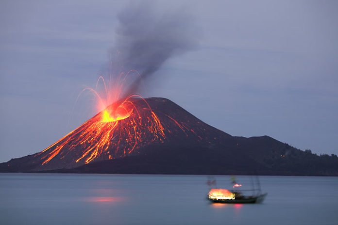 Vazhdojnë shpërthimet e vullkanit Stromboli në Itali, ndalohen vizitat