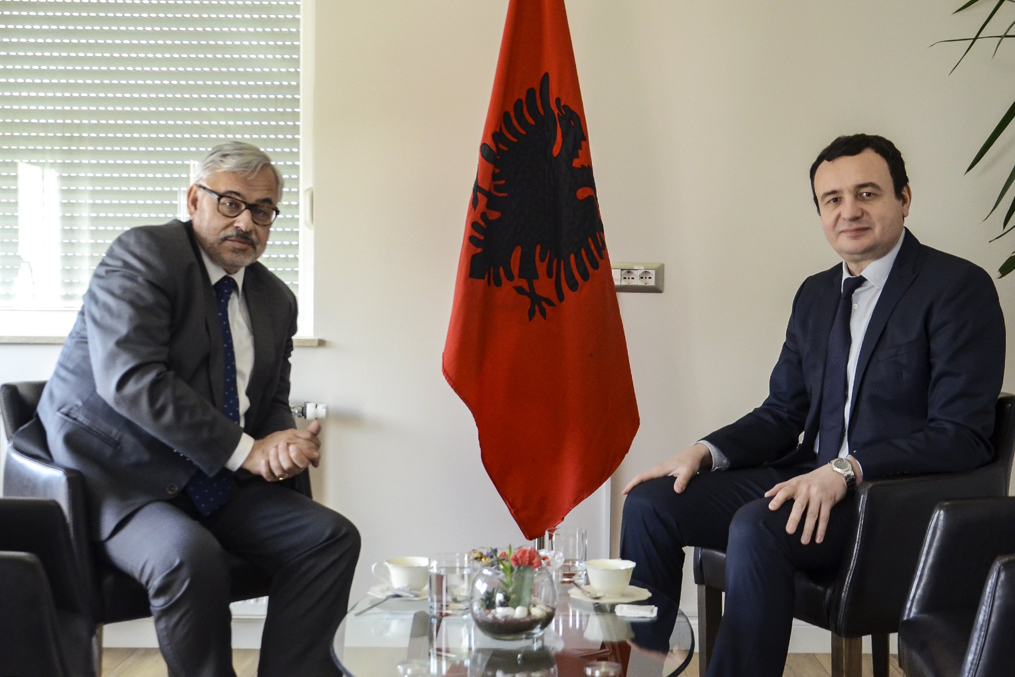 Kurti e “njoftoi ambasadorin e Zvicrës me korrupsionin e lartë në Kosovë”
