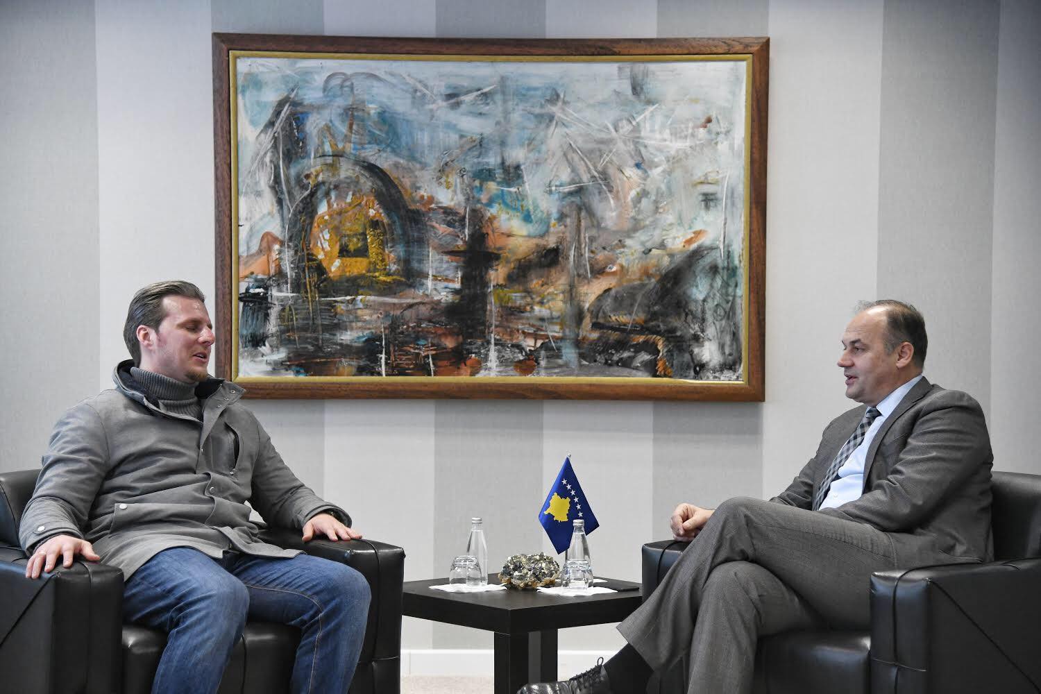 Hoxhaj takon kryetarin e Preshevës, e informon për dialogun dhe takimin me Mogherinin