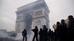 Protesta në Francë, përleshje pranë Harkut të Triumfit