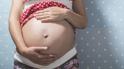 Ndotja e ajrit e dëmshme po aq sa duhan pirja në rritjen e rrezikut për abortim