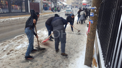 VV në Gjilan pastron borën nëpër trotuare, akuzon komunën