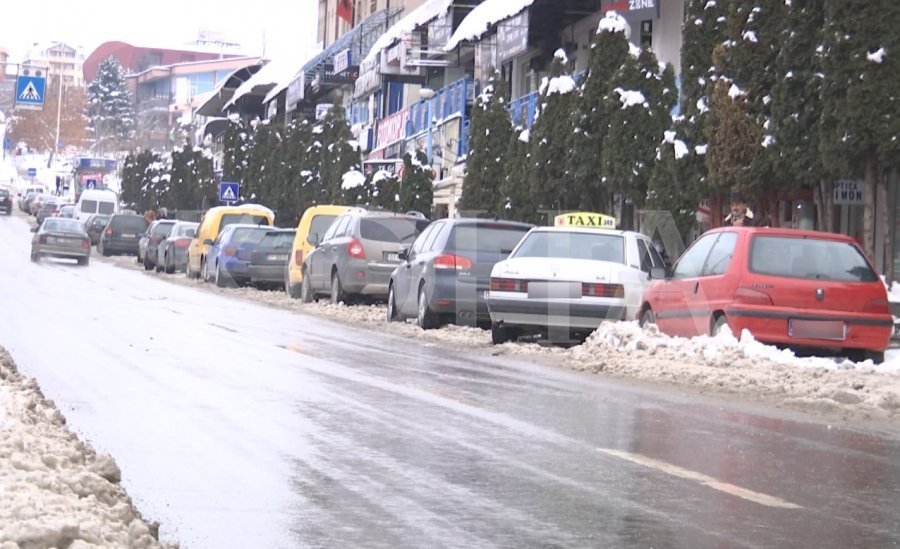 Në mungesë të parkingjeve, veturat vazhdojnë zaptimin e trotuareve