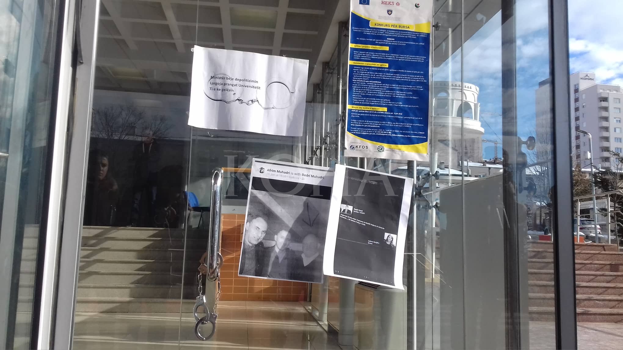 Studentët i vënë pranga MASHT-it, akuzojnë ministrin për politizim të arsimit
