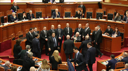 Kuvendi i Shqipërisë, pa opozitën, miratoi ndryshimet në kabinetin qeveritar