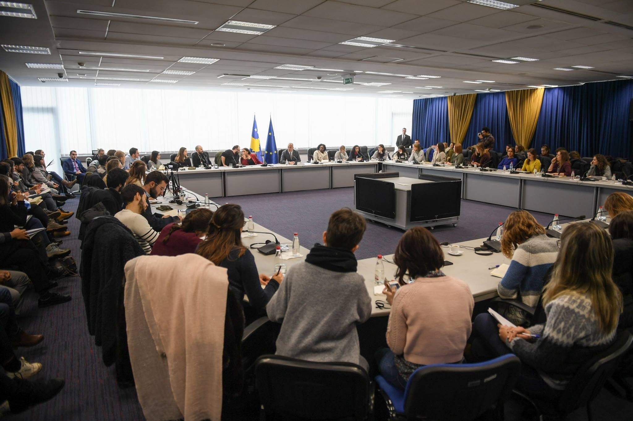 Haradinaj priti studentë nga Vjena dhe Venediku, u foli për gjendjen në vend