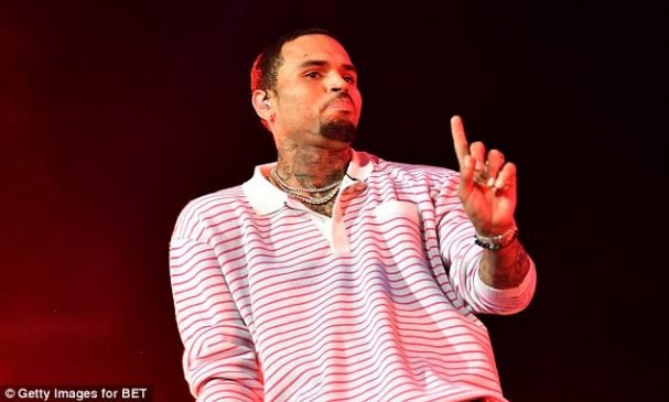 Chris Brown lirohet nga burgu, vazhdon të hetohet për përdhunim