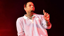 Chris Brown lirohet nga burgu, vazhdon të hetohet për përdhunim