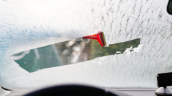 Policia zvicerane gjobit shoferët që s’i pastrojnë veturat e tyre nga bora