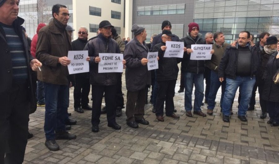 Punëtorët e larguar të KEDS-it protestojnë për mosrespektimin e vendimit të gjykatës për kthim në punë