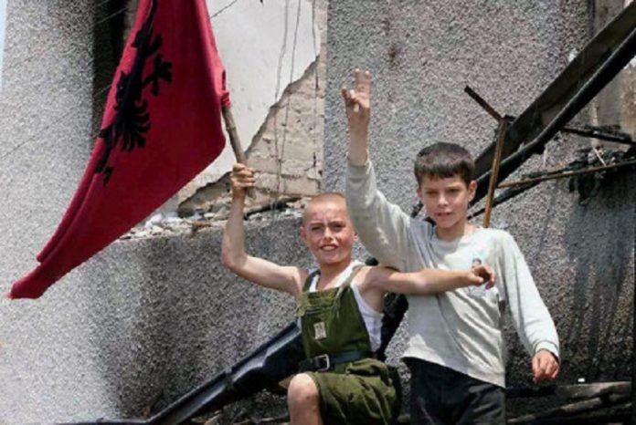 Shqiptarët e harruar të Velesit, Leonora nuk di shqip, në shkollë mëson vetëm Maqedonisht