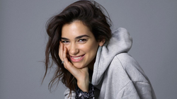 Dua Lipa krenare me të arriturat e të dashurit të saj kuzhinier