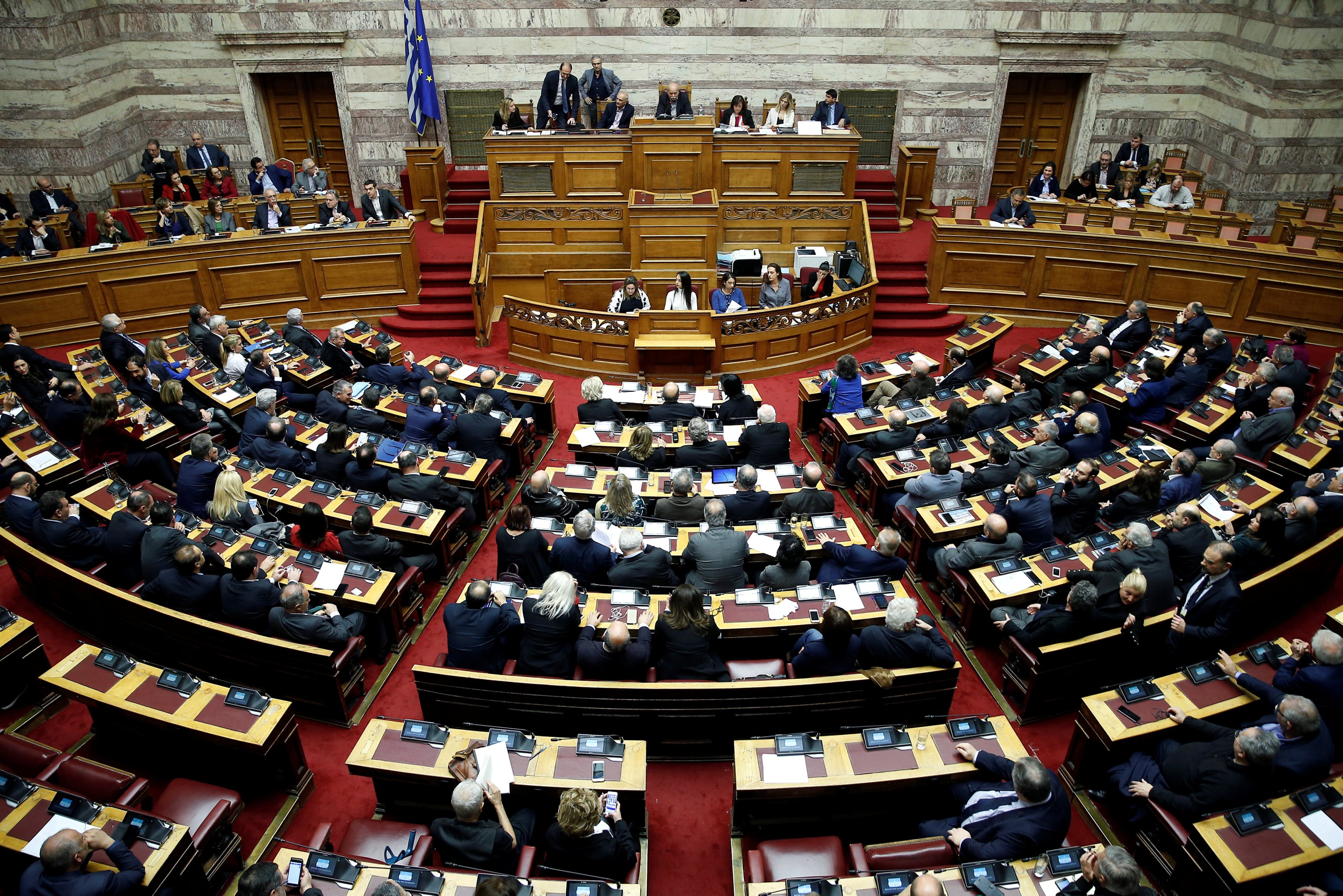 Greqia i hap rrugë Maqedonisë për në NATO e në BE