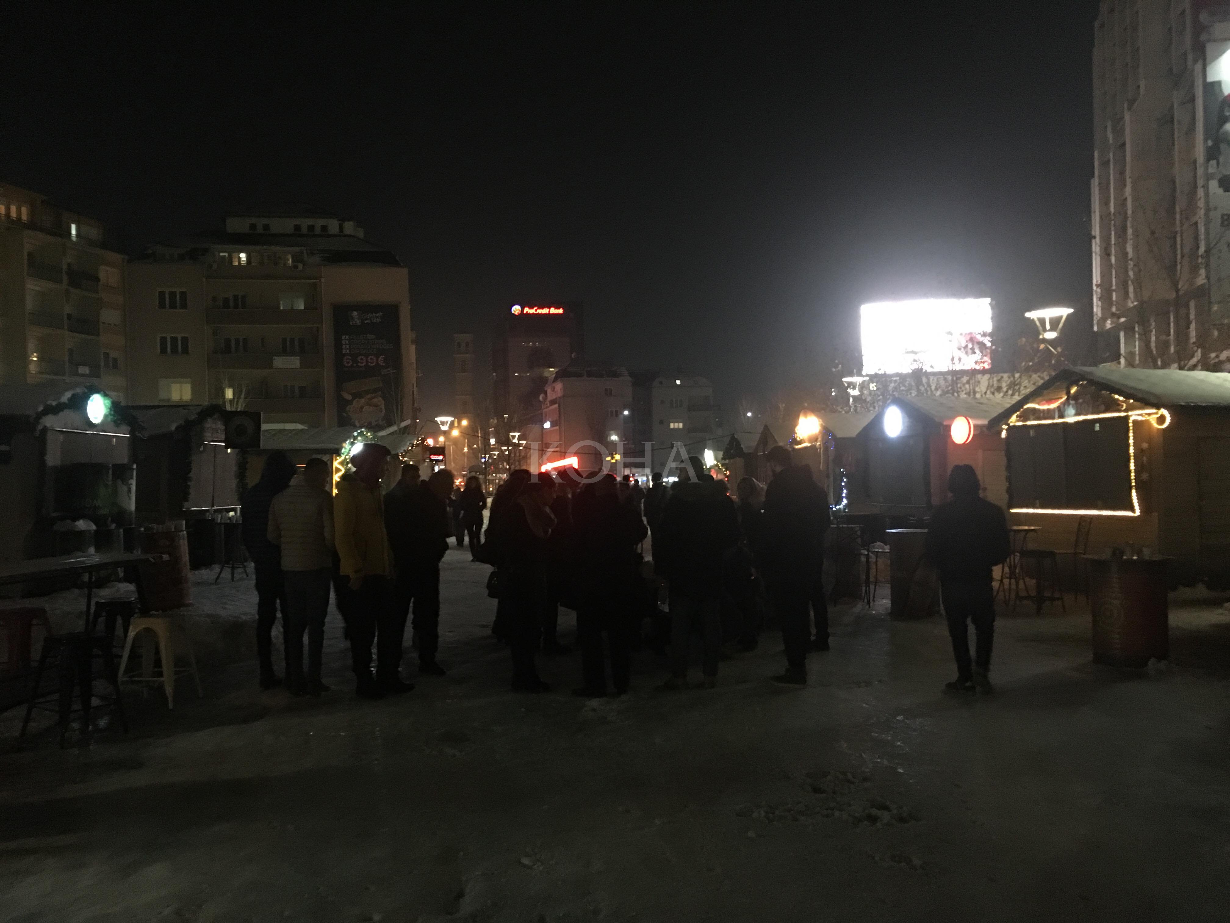 Një grua alivanoset pasi rrëzohet në akullin mbi sheshin “Zahir Pajaziti”